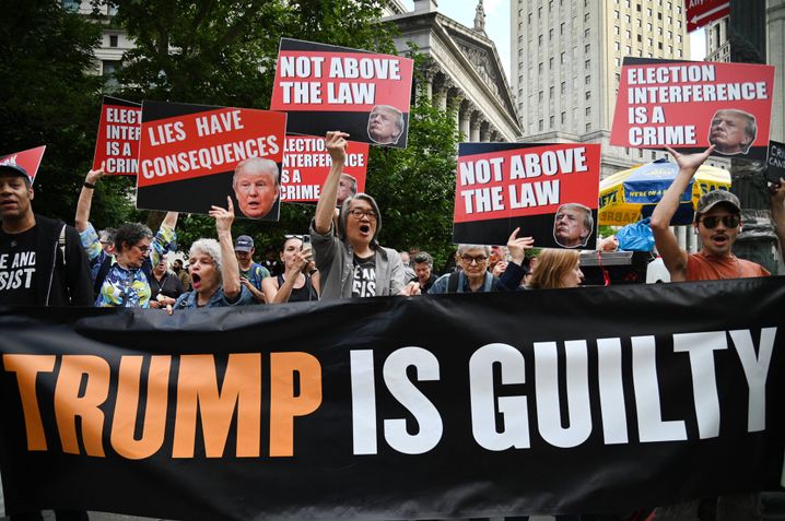 Des membres de Rise and Resist en pleine Celebration après l'annonce de la culpabilité by Donald Trump.